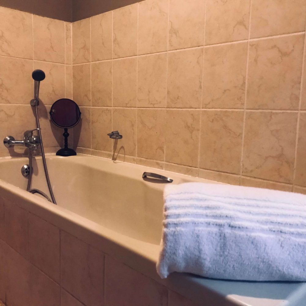 Self cater bath room 1