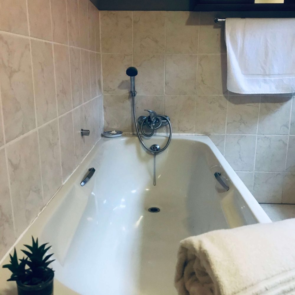 Self cater bath room 2