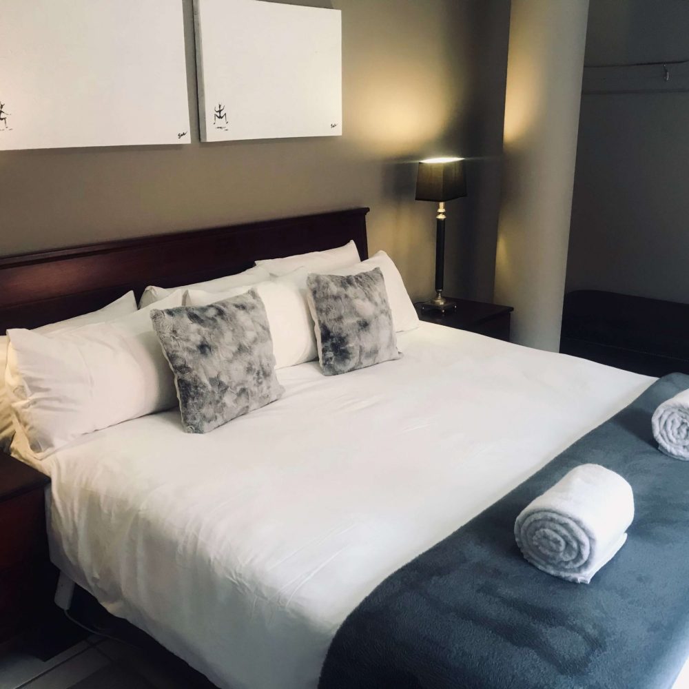 Self cater king bed room 1