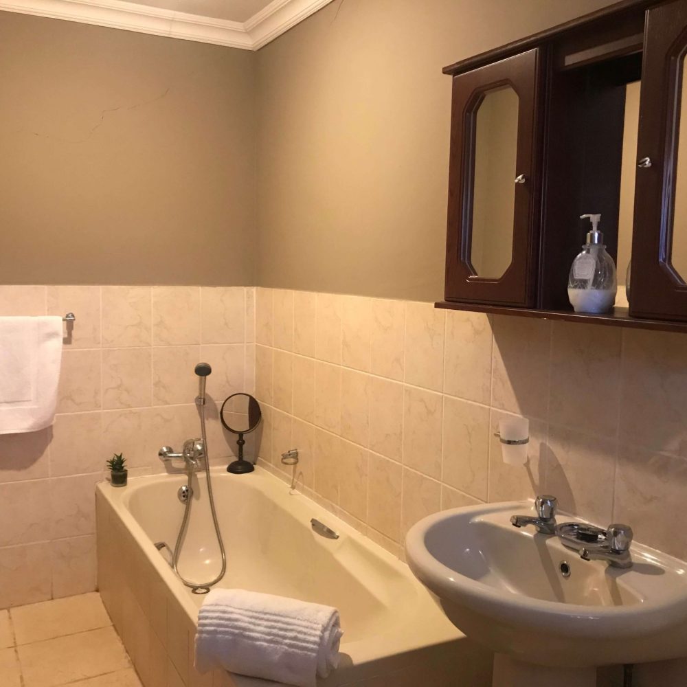 Self cater room 1 ensuite bathroom